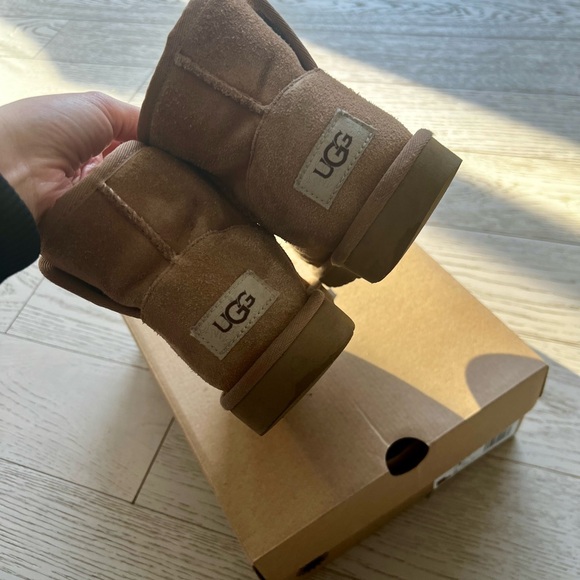 Ugg boot - Picture 2 of 5